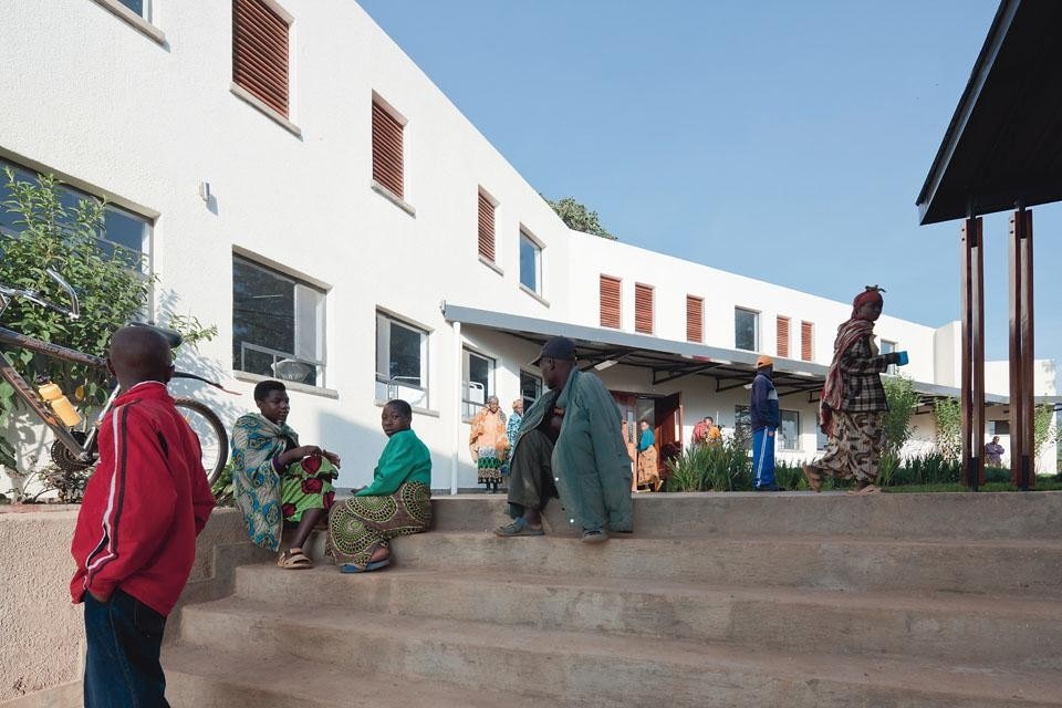 I medici del centro sanitario formeranno 1.500 paramedici per il sistema di assistenza medica delle zone rurali.