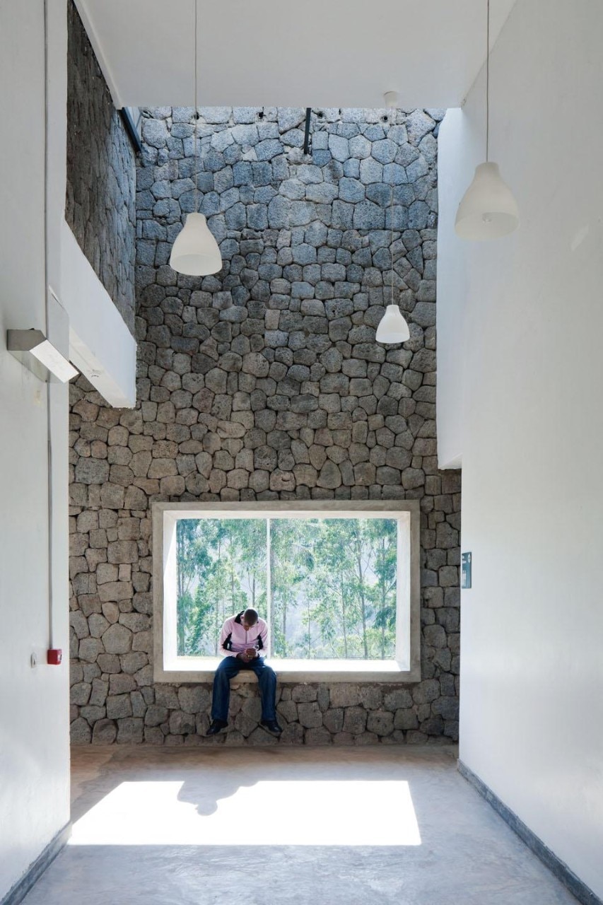 L’edificio è parzialmente rivestito con pietra vulcanica reperita sul luogo.