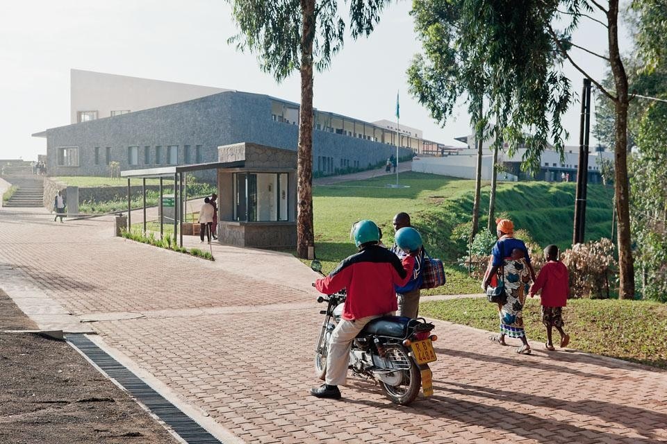 Un importante attore del processo di progettazione è stato Paul Farmer, direttore di Partners In Health, che ha fondato quest'organizzazione nel 1987 quando, a sua volta, frequentava medicina a Harvard. 