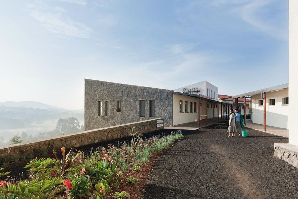 Inaugurato lo scorso gennaio, l’ospedale opera nella provincia di Burera: un’area con 340.000 abitanti, totalmente priva di medici e strutture sanitarie fino all’arrivo, nel 2007, dell’organizzazione umanitaria Partners In Health.
