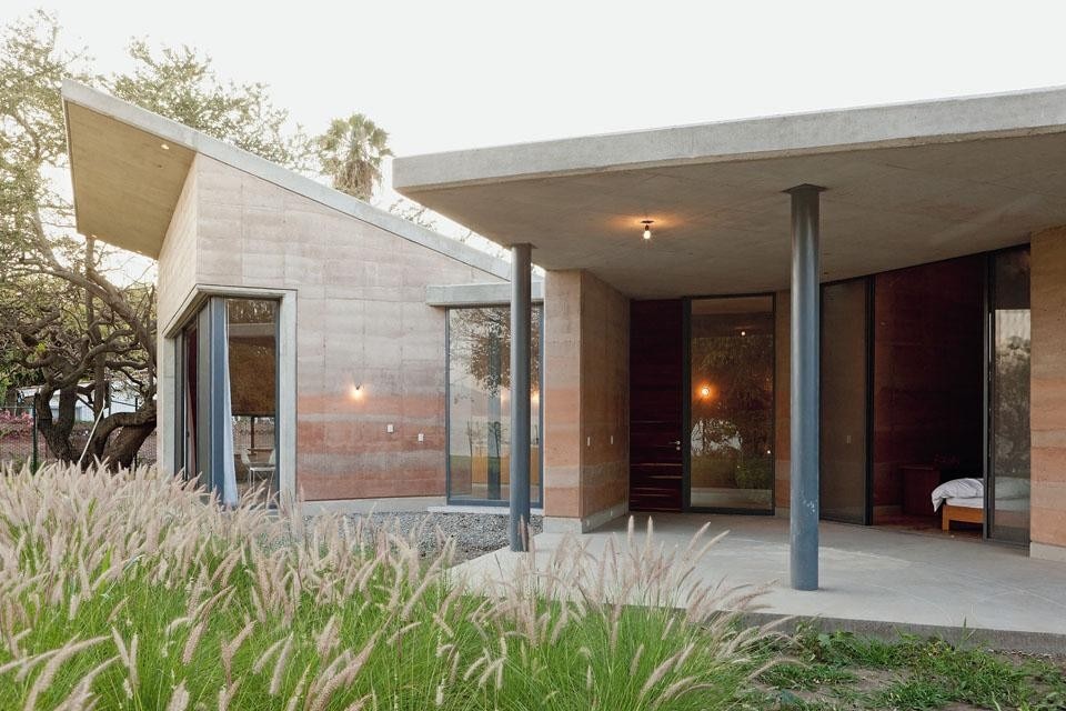 Scorcio della casa verso il giardino. In primo piano, l’ala con le camere da letto.