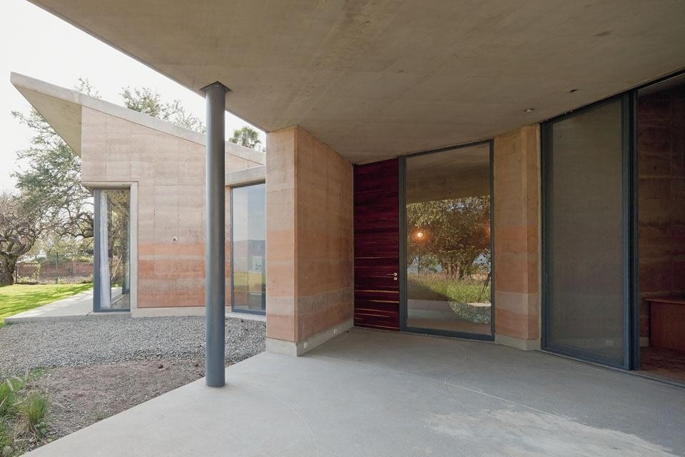 L’edificio è rialzato rispetto al terreno di 15 cm.