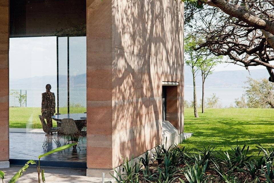 La casa Ajijic si affaccia sulle rive del lago Chapala, nei pressi di Guadalajara, nello stato messicano di Jalisco.