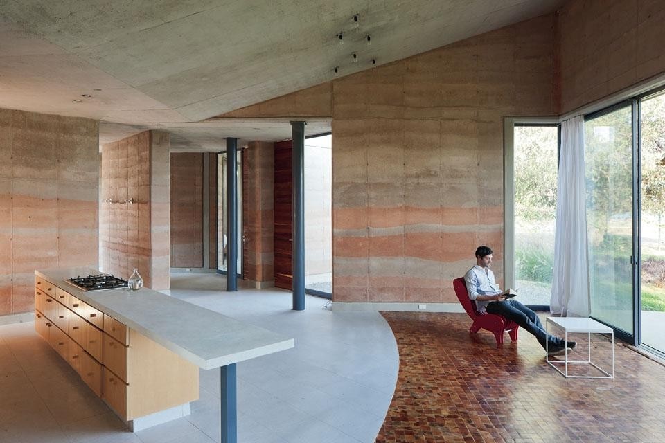 Veduta della cucina in continuità con la sala da pranzo e il soggiorno. 