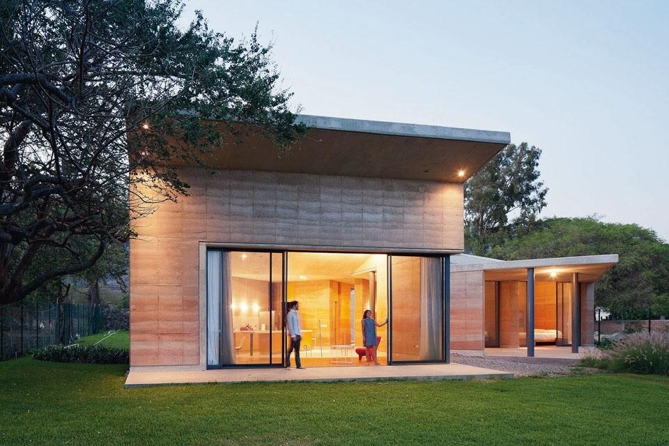 Nell’opera di Tatiana Bilbao, il tema della geometria gioca costantemente un ruolo importante. In questa residenza, per esempio, la disposizione degli interni deriva dall’intersezione in pianta di quattro quadrati: due sono orientati verso il lago e due verso la cittadina di Ajijic.