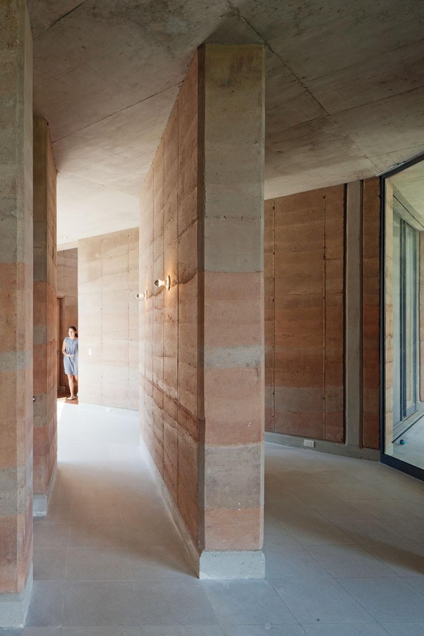 I muraglioni sono costituiti da strati sovrapposti di terra che si presentano come una tessitura a strisce. La superficie non ha un colore uniforme, quanto una gamma di sfumature, rivelando così un carattere di unicità.