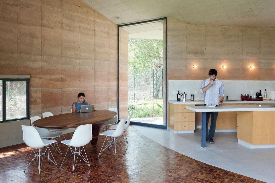 Veduta della cucina in continuità con la sala da pranzo e il soggiorno. 