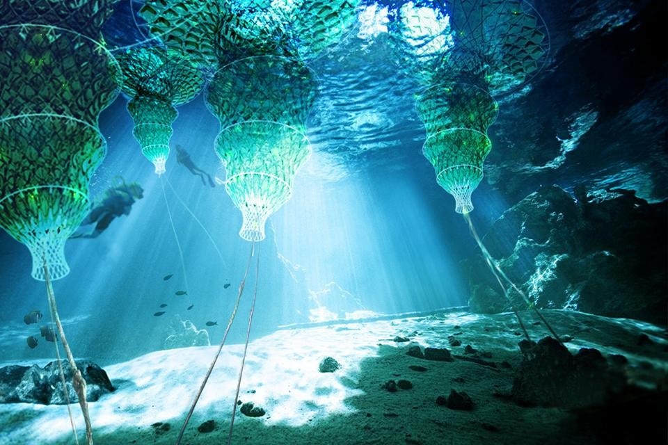 Qui sopra: il progetto di un museo sottomarino. Foto di apertura: i nuovi impianti per alghe simbiotiche e crostacei/pesci battezzati crane greenhouses (serre a gru).