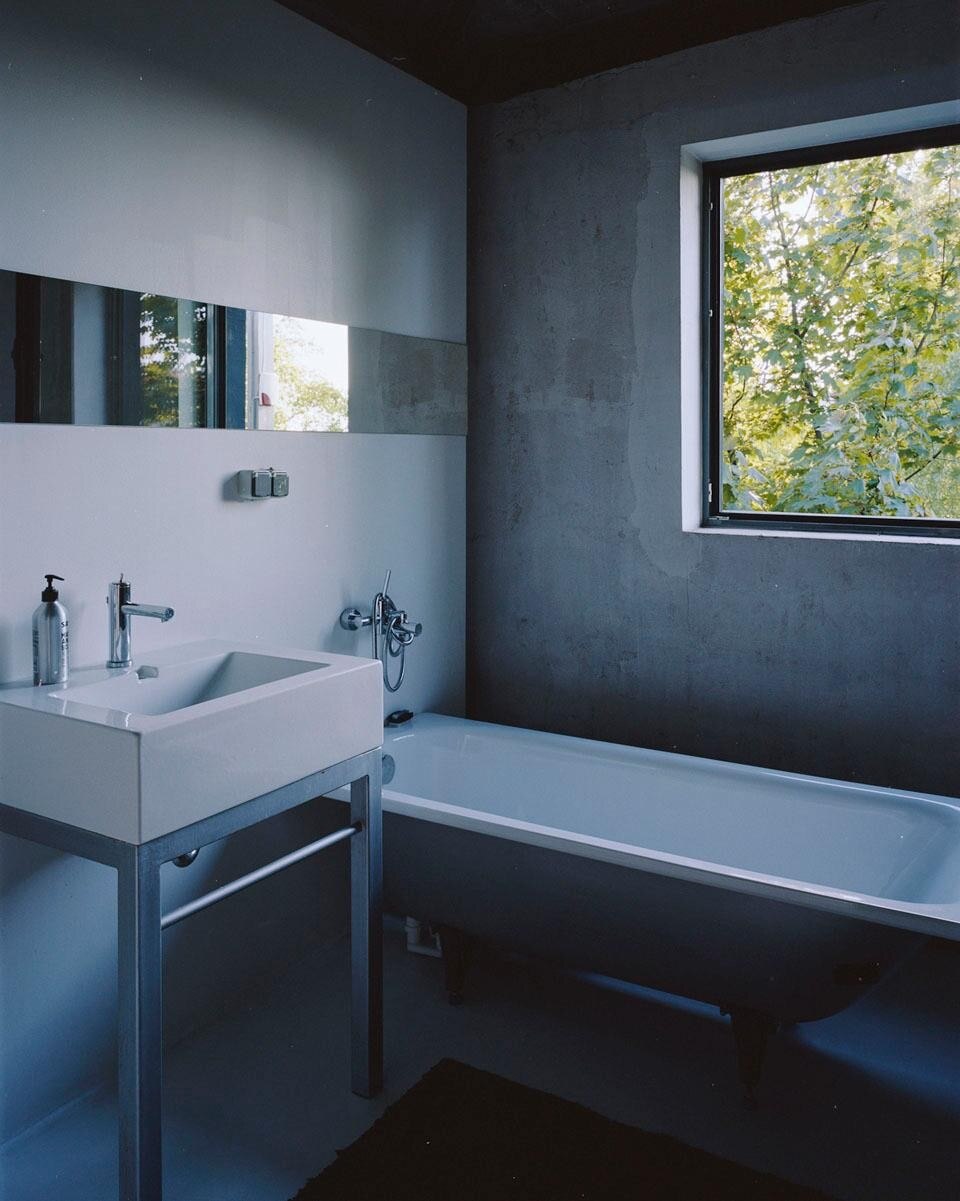 Il bagno è essenziale—dalla finestra si vede l’originale albero minerario.