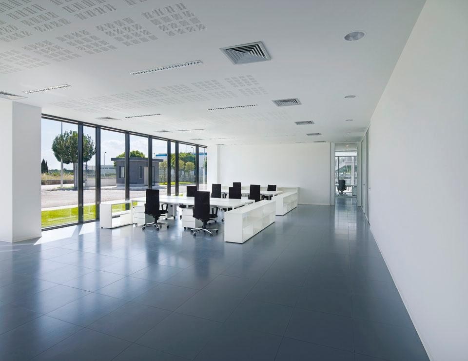 Pavimenti galleggianti e sistemi d'illuminazione modulari garantiscono la flessibilità agli spazi di lavoro