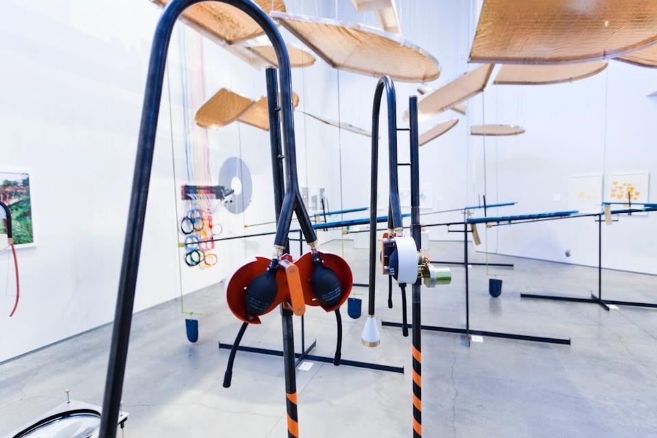 Veduta dell'installazione <i>Surface Tension</i> di Smout Allen all'interno della mostra <i>Landscape Futures.</i> Photo courtesy Nevada Museum of Art