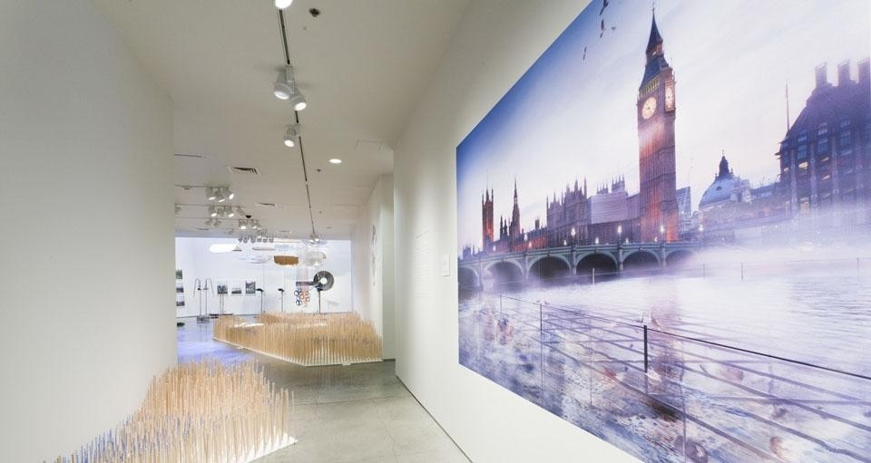 Foto di apertura: <i>The Gray Rush</i> di The Living (David Benjamin e Soo-in Yang). Photo Livia Corona.
<br />
Qui sopra: vista della mostra <i>Landscape Futures</i> al Nevada Museum of Art; il <i>Museums of the City</i> di David Gissen a destra in primo piano. Photo courtesy Nevada Museum of Art