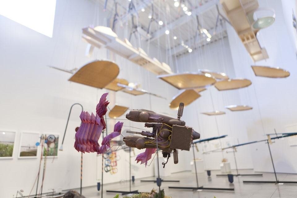 In primo piano: un esemplare da <i>Specimens of Unnatural History</i> di Liam Young. Sullo sfondo: <i>Surface Tension</i> di con Smout Allen. Photo courtesy Nevada Museum of Art