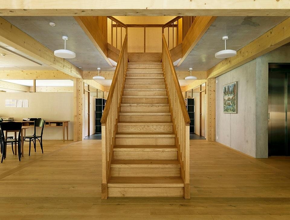 La scala centrale struttura
lo spazio interno. Foto Lucia Degonda