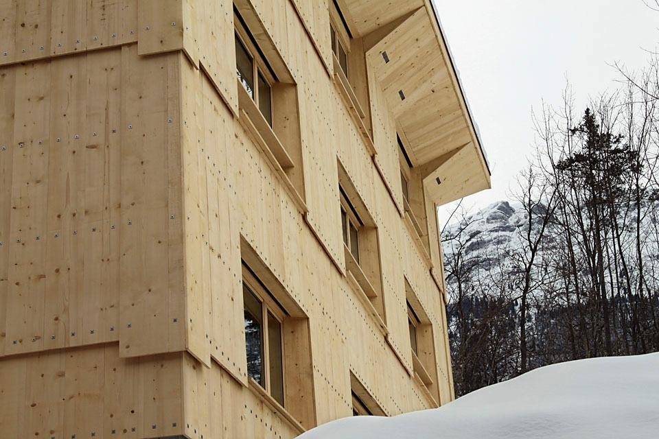 Edificio direzionale del museo all’aperto Ballenberg realizzato nel 2010 da Gion Caminada, qui la soluzione d’angolo
con gli elementi in legno
prefabbricati. Foto Lorenz Jaisli