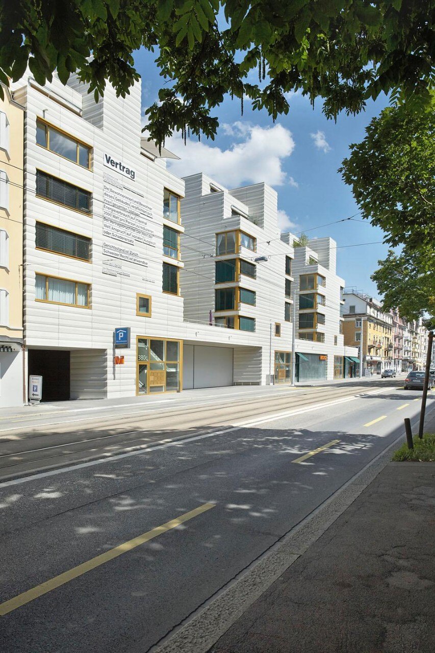 L’edificio residenziale di pool Architekten che si sviluppa lungo la Badenerstrasse nel centro di Zurigo. Foto Giuseppe Micciché.