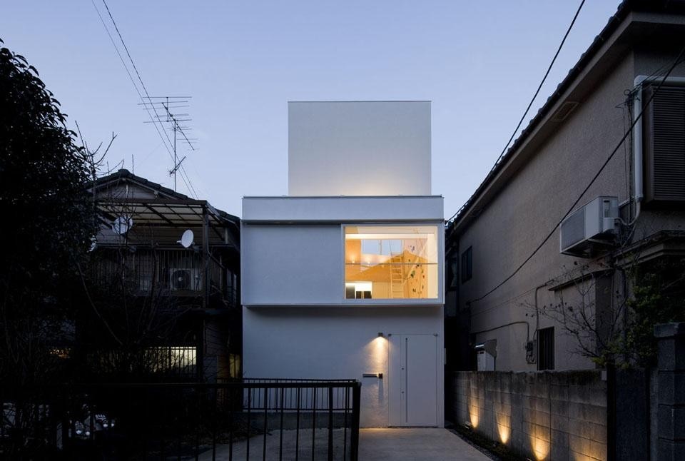 Progettata per una giovane coppia di amanti di trekking e arrampicata, Outdoors/Indoors è una casa di due piani con appena 36 metri quadri di impronta sul terreno