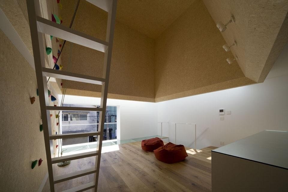 Sotto al piano dei servizi igienici si trovano gli armadi capienti della stanza da letto