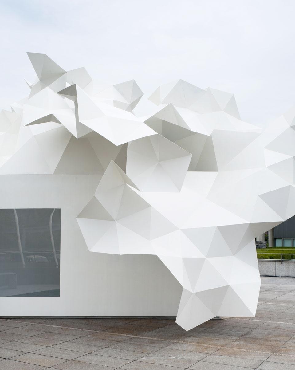 La forma bianca e astratta è ispirata alle forme dei rami, quelli che presentano una più efficiente fotosintesi
