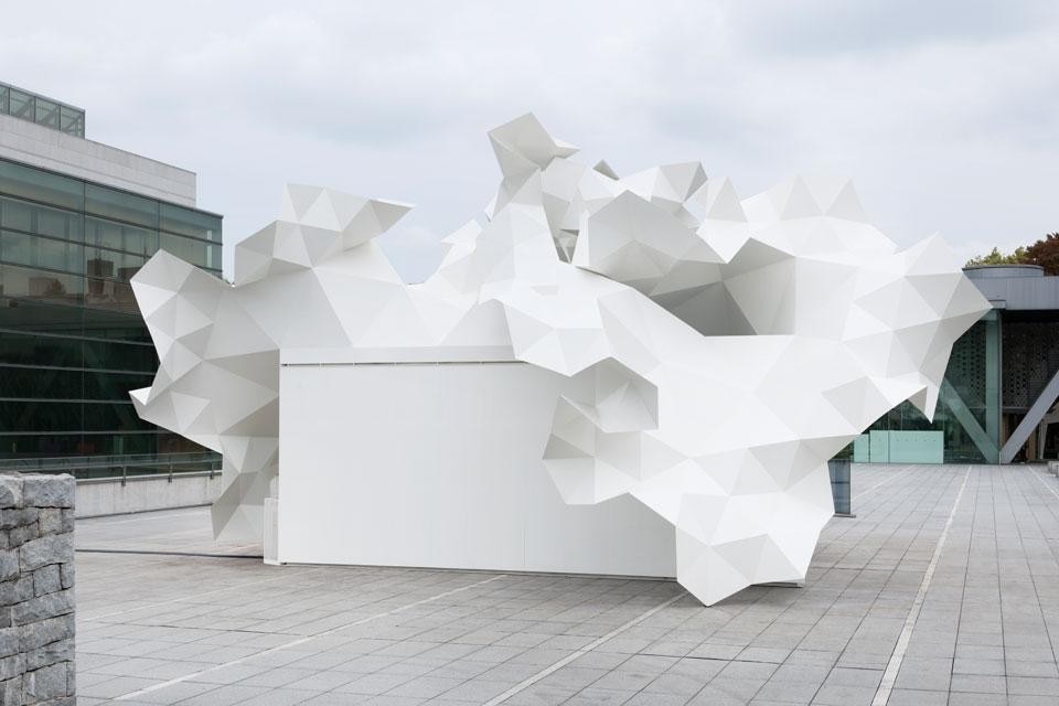 Il padiglione impiega una tecnica che consiste interamente di una combinazione di triangoli isosceli