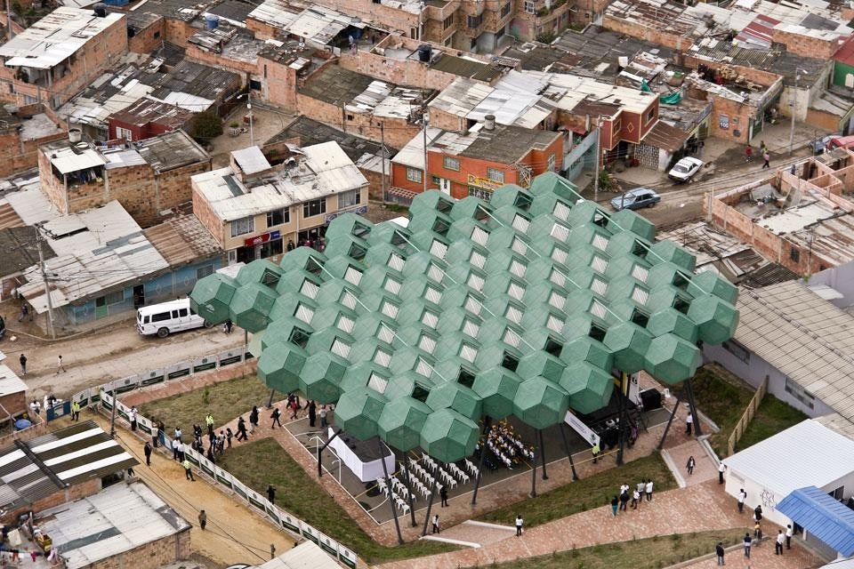Mazzanti ha realizzato una struttura ad albero che ricopre una piccola piazza occupata prevalentemente da un campo da calcio. 