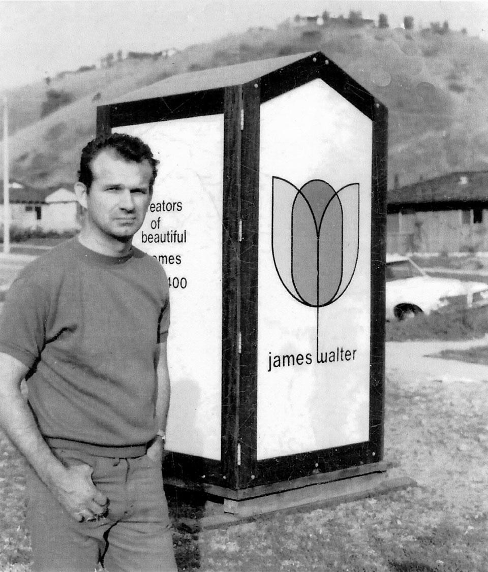 James Walter di
fronte alla latrina che lui
stesso aveva progettato per i
cantieri dei suoi edifici. Photo courtesy of Laura Walter
