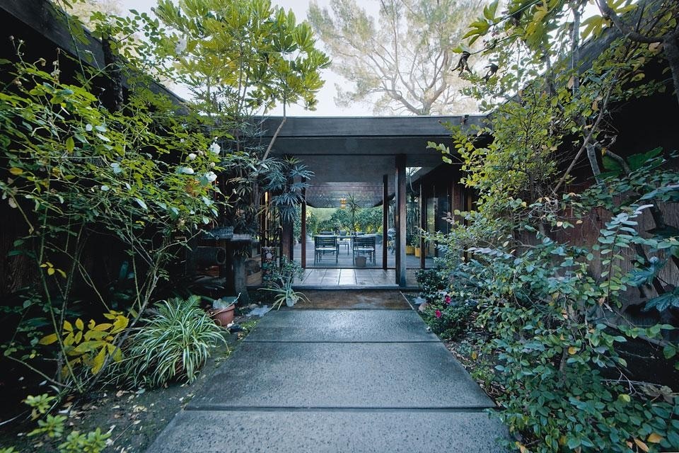 Costruita nel 1967 a South Pasadena per Doreen
e Geoffrey Siodmak,
casa La Fremontia
ha una superficie interna
di 204 mq e 65 mq di giardino