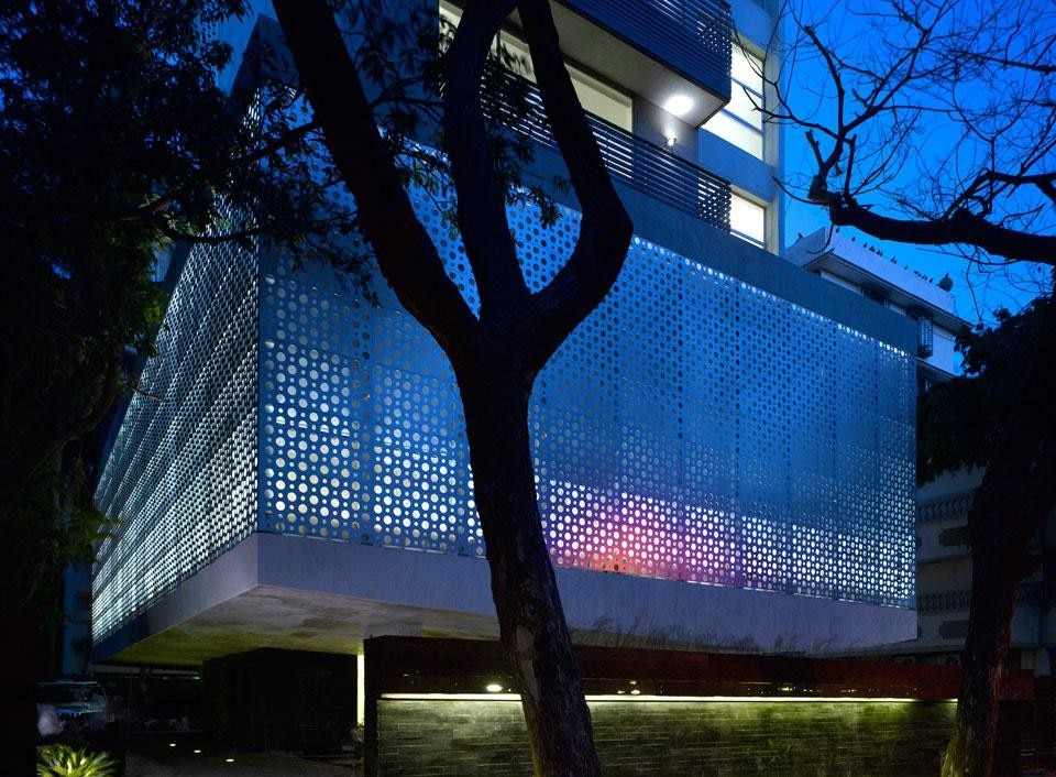 L'illuminazione dei Saint Leo Road Apartments è stata studiata da Lighting Planners Associates Inc., Takafumi Kubo, Kentaro Tanaka, Emiko Nagata