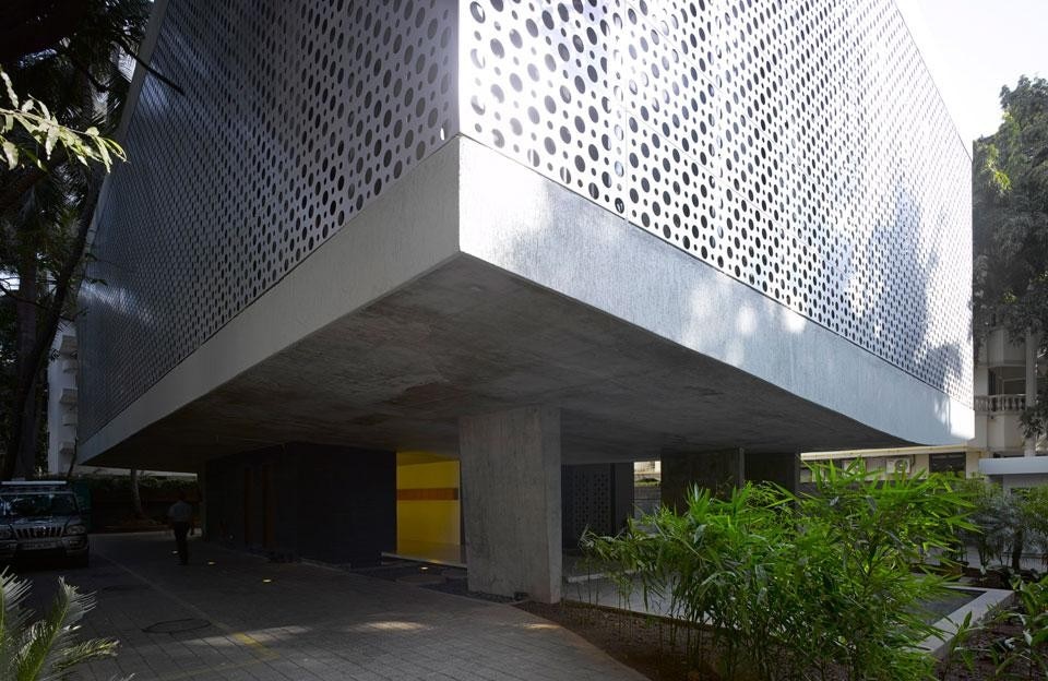 La soletta inferiore presenta un andamento leggermente curvilineo