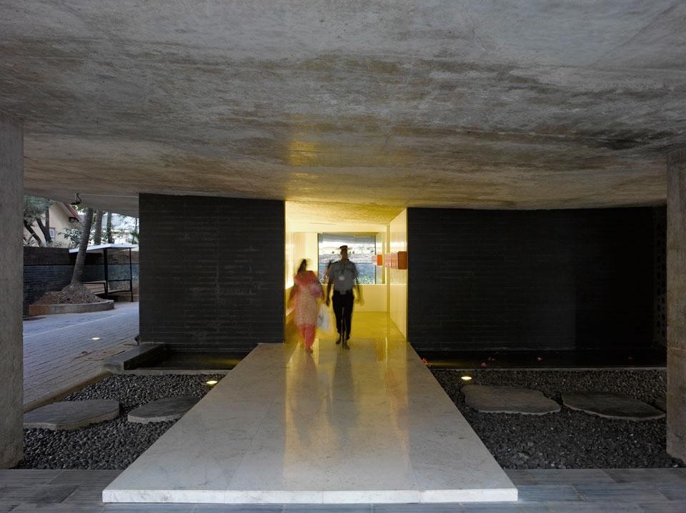 L'ingresso all'edificio