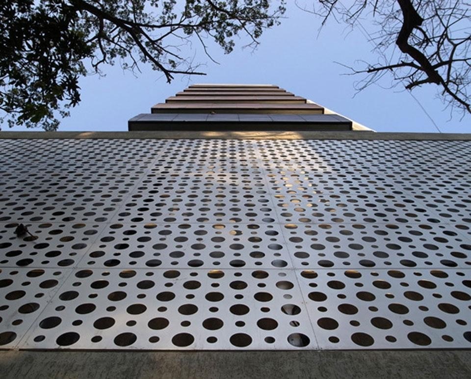 La tessitura perimetrale della scatola, che contiene lo spazio fitness, è in acciaio inossidabile 