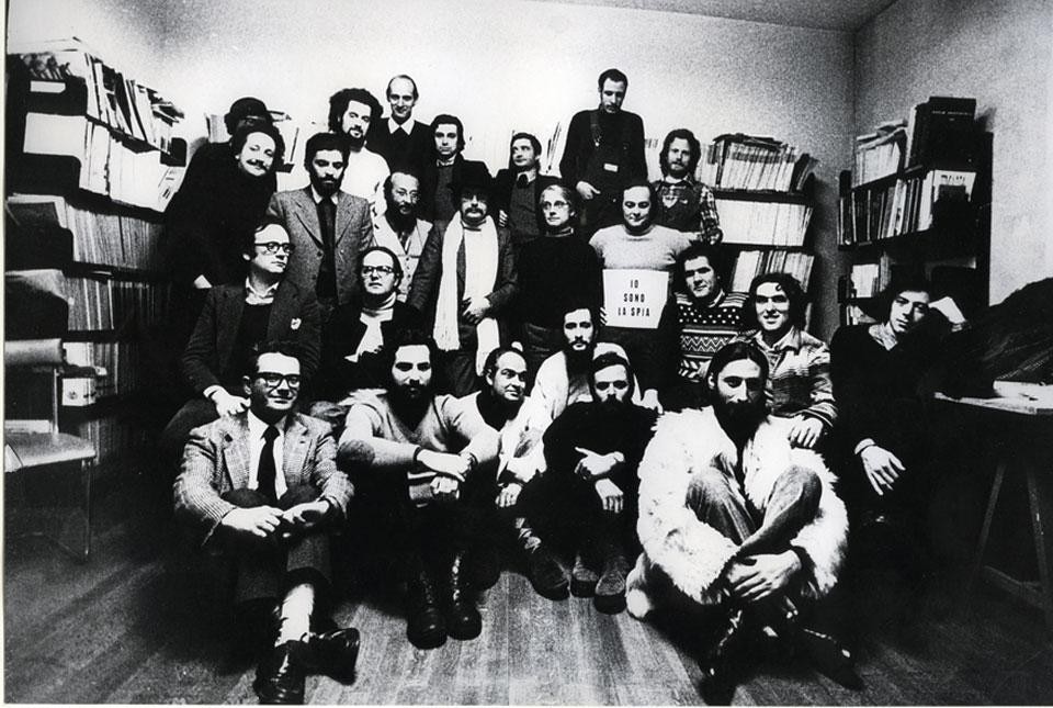 Io sono la spia, 1972. Foto di gruppo dei fondatori del movimento Architettura Radicale. Courtesy Galleria Fornello