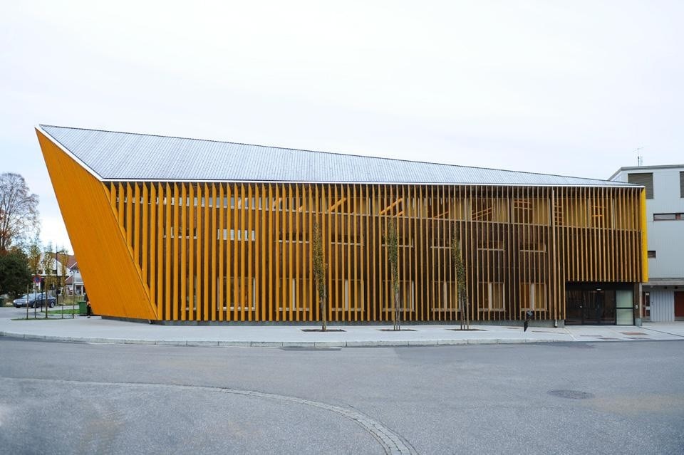 Le costolature dell'edificio determinano la forma della copertura, e l'orientamento ondulato dell'open space interno