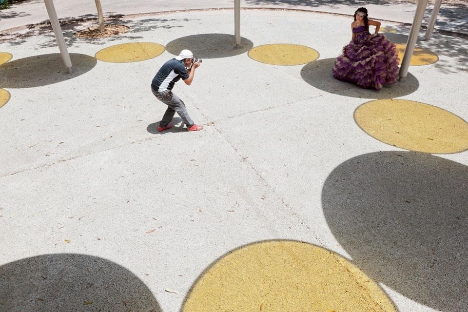 Táboas invita i passanti a
interagire con la luce solare
per creare ombre color
ambra. Il suo lavoro allude
ironicamente alle esperienze
esoteriche che permeano la
società contemporanea