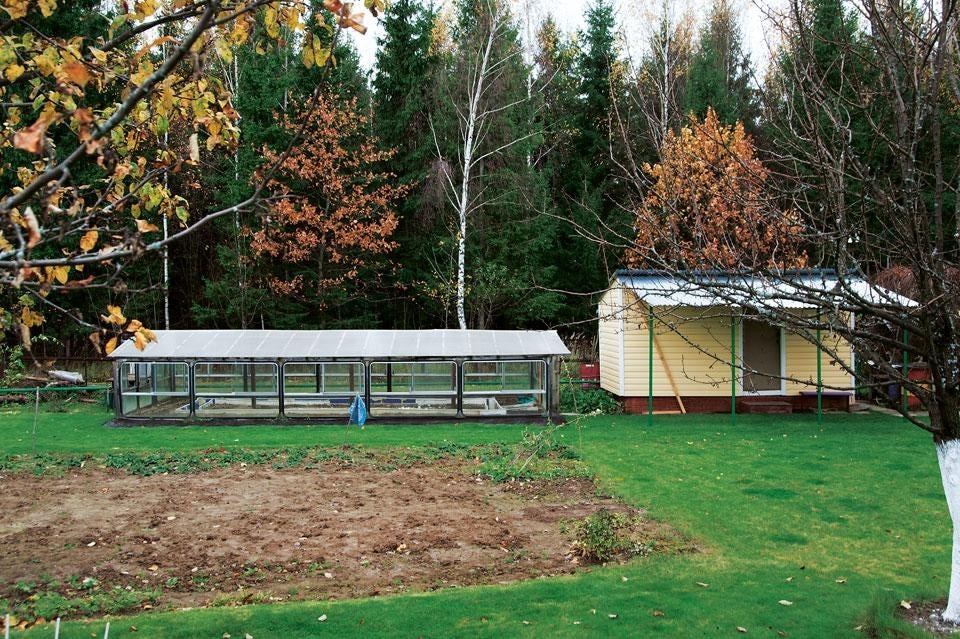 Gli abitanti di Avtobusniki hanno dotato gli Ikarus 280 di acqua ed elettricità, trasformandoli in case, cucine, bagni, saune e depositi. È facile riconoscere nelle intelaiature delle serre le finestre degli autobus 