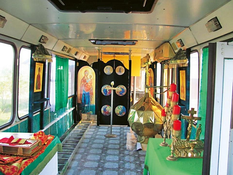 Il bus-chiesa, progettato
per sei missionari, può
raggiungere i villaggi più
sperduti della diocesi. Photo courtesy of Andrei Strebkov