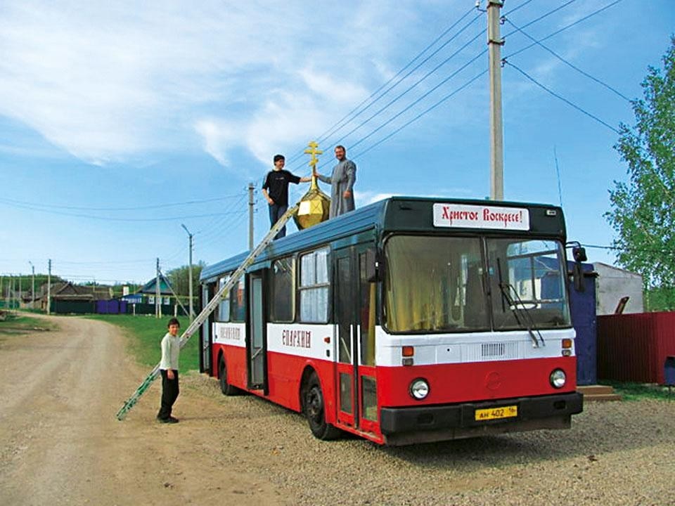 anche Andrei
Strebkov, parroco della città
di Zainsk, ha adottato
l’idea di riciclare l’autobus,
ideando una nuova forma
di propaganda della fede.
Nel 2011, un autobus
del modello LIAZ è stato
convertito in chiesa. Photo courtesy of Andrei Strebkov