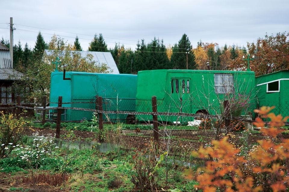 Ogni appezzamento del villaggio ospita un autobus
modello Ikarus 280 di produzione ungherese,
adattato però ad abitazione e dotato di rimessa
per la legna, cucina, bagno e sauna