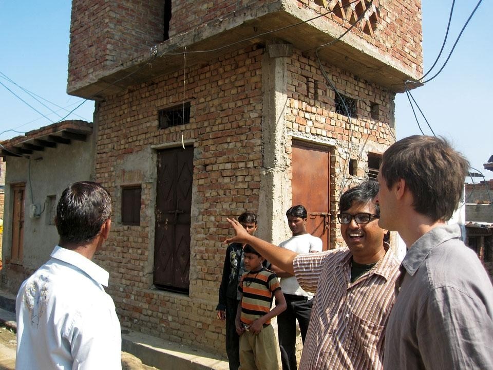 Matias Echanove e Rahul Srivastava di URBZ a Savda Ghevra, nel nuovo insediamento nei sobborghi di Delhi, mentre studiano  i processi costruttivi locali