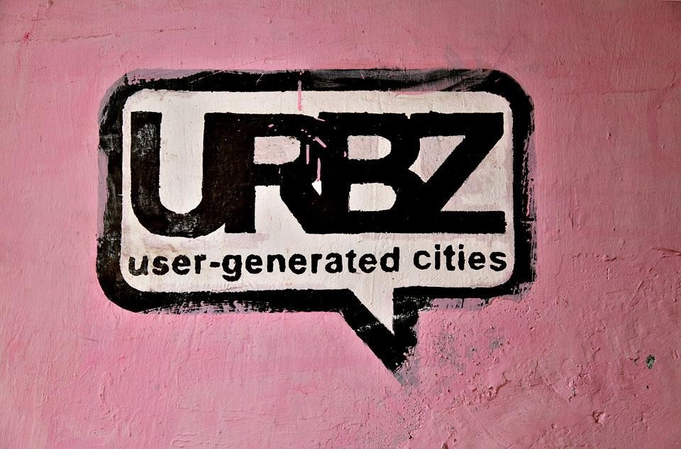 Il logo
di URBZ all’ingresso dello studio di Mahatma Gandhi Road, a Dharavi