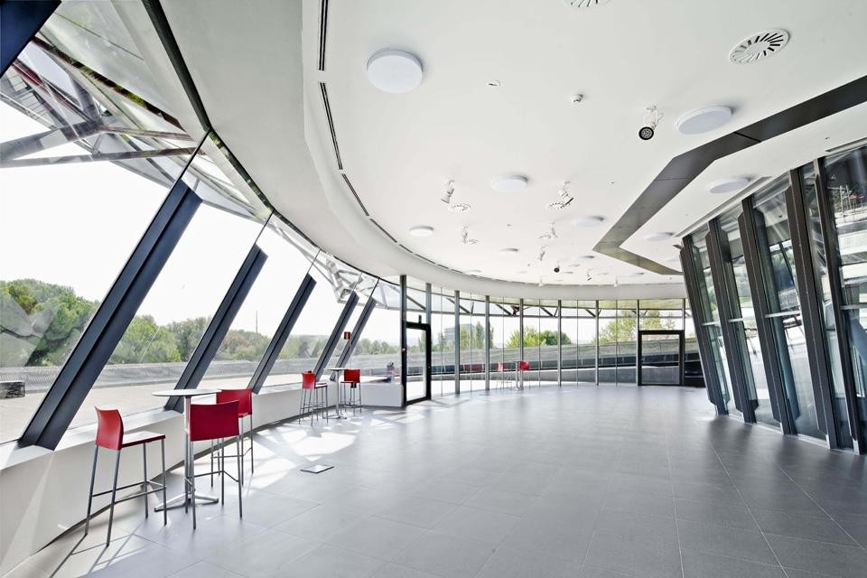 La struttura permette la creazione di un grande atrio intorno a una corte centrale comune, con uffici e spazi per la ricerca