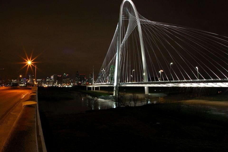 In apertura: foto di Marco Becerra. Qui sopra e sotto: viste notturne del Margaret Hunt Hill Bridge realizzato a Dallas da Santiago Calatrava. Foto di Dana Driensky