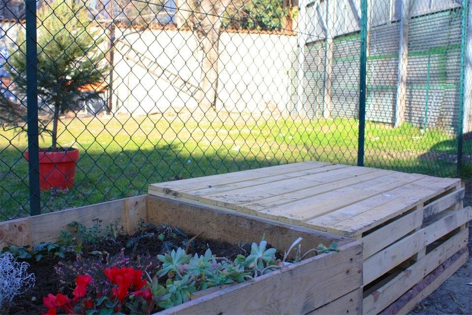 Attacco di Guerrilla Gardening davanti al recinto che chiude lo spazio che gli abitanti del quartiere Isola vorrebbero convertire a verde pubblico. Isola Pepe Verde