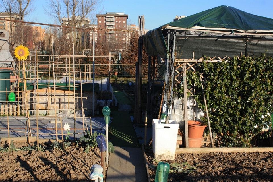 In apertura: Associazione Pianoterra Corvetto; qui sopra: orti di via Chiodi