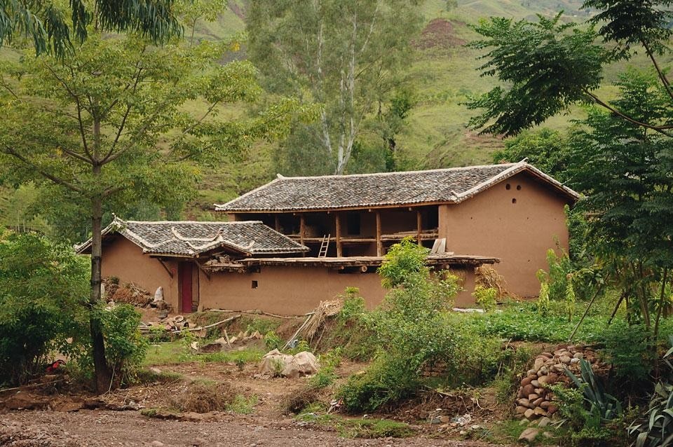 Abitazioni in terra battuta realizzate dagli abitanti del villaggio