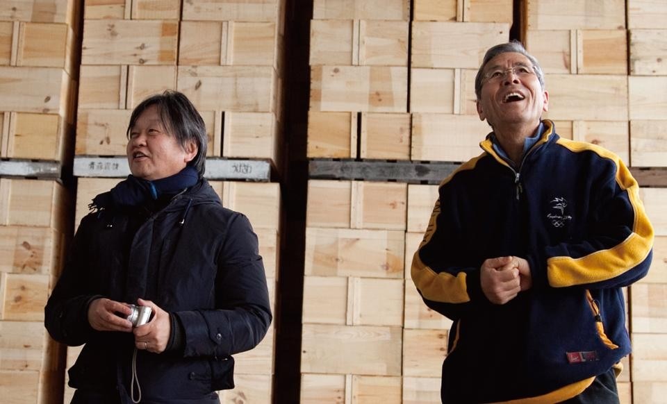 Foto di apertura: Tom Vincent, Yu Yamanaka
da <i>Films for ‘TEMA HIMA: the Art of Living in Tohoku’</i> (Ringo sentei basami). © Tom Vincent / Yamanaka Yu. Qui sopra: Aomori Shizai nella prefettura di Aomori (Ringo bako). A sinistra Naoto Fukasawa. Photo Masako Nagano 