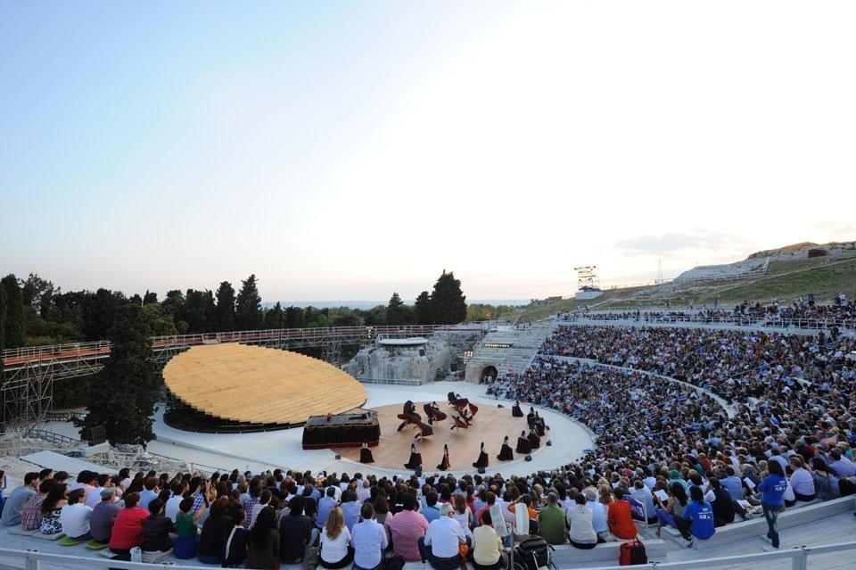 La scenografia di OMA per Il Prometeo Incatenato, Le Baccanti e Gli Uccelli al Teatro Greco di Siracusa