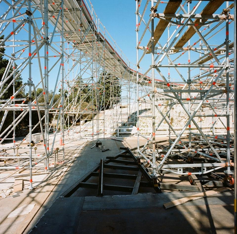 La scenografia di OMA per Il Prometeo Incatenato, Le Baccanti e Gli Uccelli al Teatro Greco di Siracusa