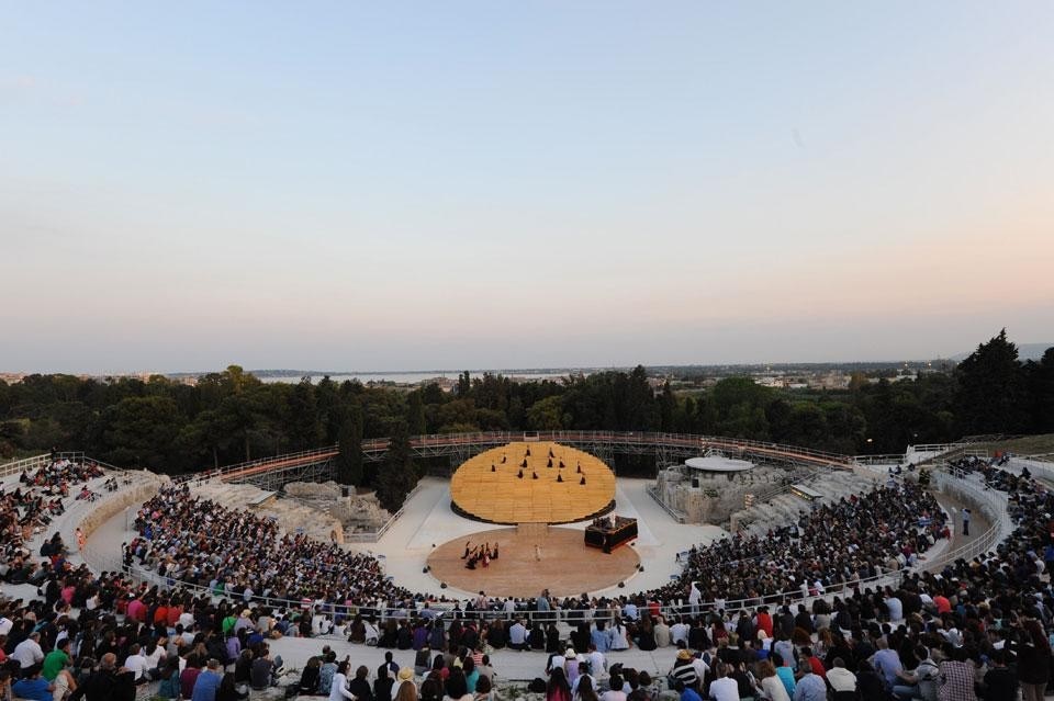 La scenografia di OMA per Il Prometeo Incatenato, Le Baccanti e Gli Uccelli al Teatro Greco di Siracusa