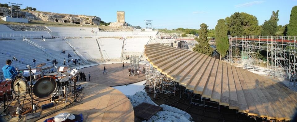 La scenografia di OMA per Il Prometeo Incatenato, Le Baccanti e Gli Uccelli al Teatro Greco di Siracusa